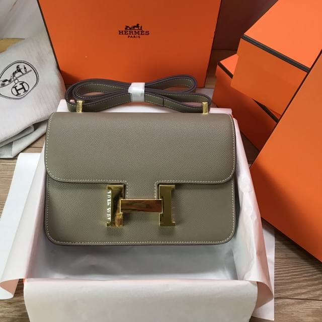 配礼品盒、Constance 康康』23Cm 、御用进口Epsom皮 金扣』和 银扣』顶级制作 精美做工，一年四季都必备的出街款，仙女们的最爱，背上它你就是全街