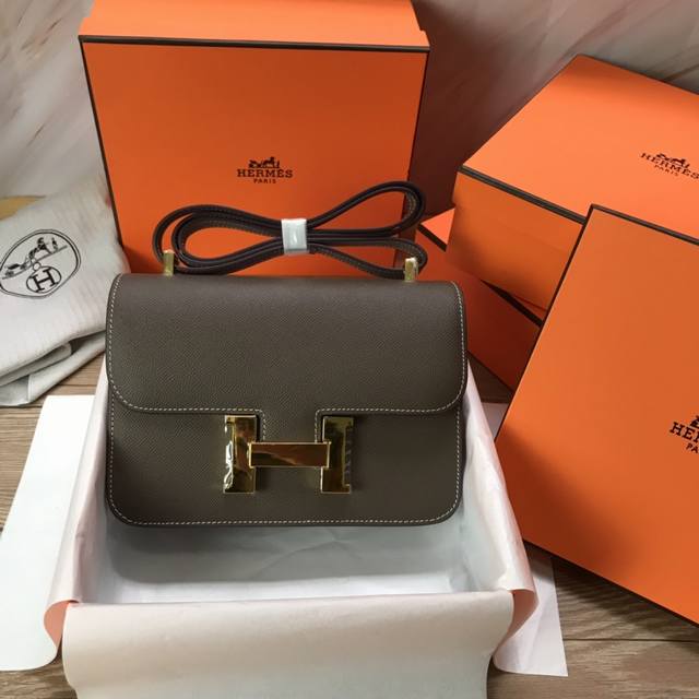 配礼品盒、Constance 康康』23Cm 、御用进口Epsom皮 金扣』和 银扣』顶级制作 精美做工，一年四季都必备的出街款，仙女们的最爱，背上它你就是全街