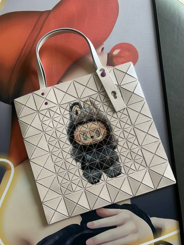 原单跑量 三宅一生拉布布联名购物袋 新款 贸易公司渠道出口订单 有原厂吊牌 防尘袋 容量可以 可单肩 轻便时尚 代购可入 尺寸34 34Cm