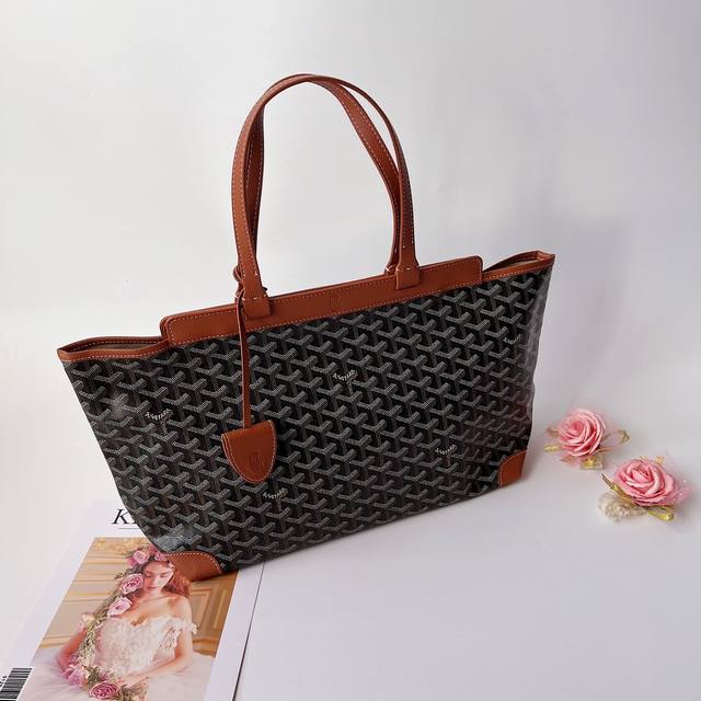 戈家 Bellechasse Biaude 小号包 敞篷包 是开口式手提包的结构化替代品。它拥有理想的内部容量，适合日常使用甚至商务用途，因为它可以容纳 A4