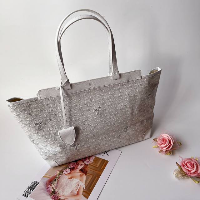 戈家 Bellechasse Biaude 小号包 敞篷包 是开口式手提包的结构化替代品。它拥有理想的内部容量，适合日常使用甚至商务用途，因为它可以容纳 A4