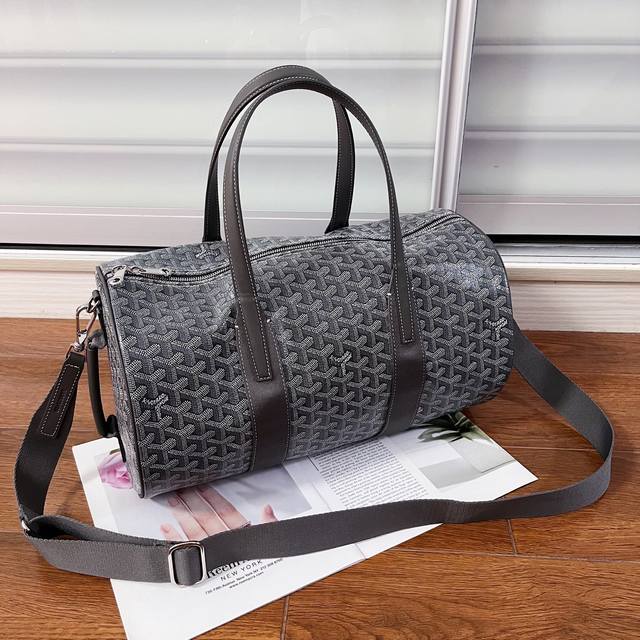 Goyard Barrel 运动旅行袋 40公分的尺寸更适合日常使用，可以当健身包、短途小旅行的完美伙伴。双拉链设计使用更方便。侧面多了一个手柄增加手提功能。包
