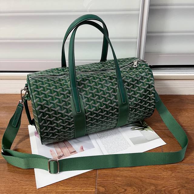 Goyard Barrel 运动旅行袋 40公分的尺寸更适合日常使用，可以当健身包、短途小旅行的完美伙伴。双拉链设计使用更方便。侧面多了一个手柄增加手提功能。包