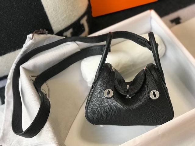 头层牛皮 银扣 配礼品盒、全对版Mini Lindy 19Cm进口Togo牛皮 银扣 顶级制作，看起来又乖巧又实用 新增长肩带 看起来更年轻化 迷你绝对是未来的