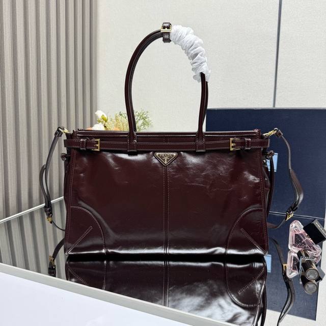 顶级原单 Lussolf油腊皮1Ba433大号这款手提斜挎包采用进口油腊皮，油亮的色泽散发出古典气息，配有一条可拆卸调节的长肩带，方便不同场合搭配，容量空间非常