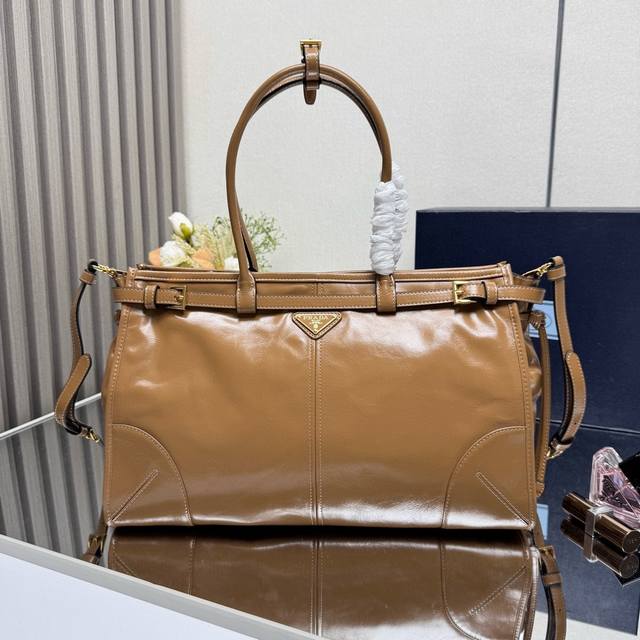 顶级原单 Lussolf油腊皮1Ba433大号这款手提斜挎包采用进口油腊皮，油亮的色泽散发出古典气息，配有一条可拆卸调节的长肩带，方便不同场合搭配，容量空间非常