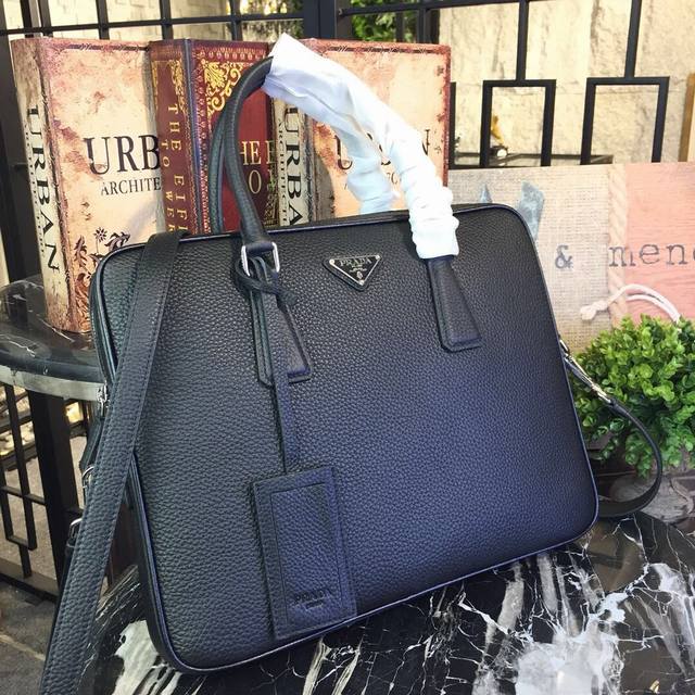 专柜正品有售 顶级质量 prada 型号：0891-1荔枝纹 尺寸：36X28X4 prada公文包专柜最新款式，最新爆款原厂私货品质 ！175代工码+意大利产