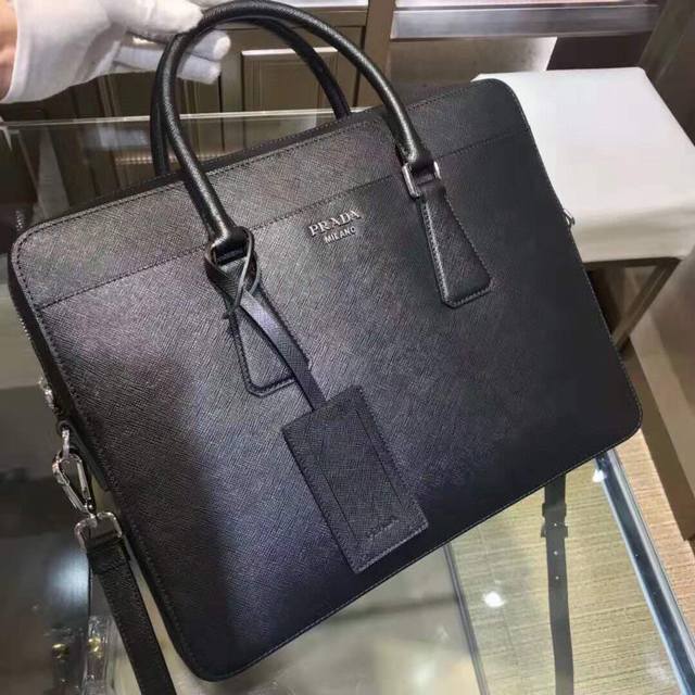 新款首发原厂原皮 prada 公文包0367 全新字母徽标 意大利进口Saffiano十字纹 采用进口设备+线路均有清晰 欧洲Zp同步原版五金配件 进口环保油边