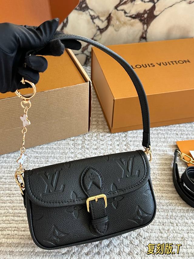 迷你 配盒 新尺寸Size：19*10Cm L家 Diane 法棍手袋 法棍包是真好看 又好背！ 皮质和颜色都不错， 配置两条肩带 又甜又咸！ 搜索 Lv 法棍