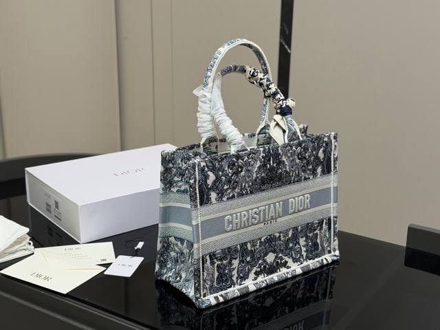 配折叠盒丝巾 Dior 原版布提花 Dior Book Tote今年最喜欢的一款购物袋 Tote我用的次数最多的包 迪奥因为容量超级大 不管什么东西都向里面放 配折叠盒丝巾 Dior 原版布提花 Dior Book Tote今年最喜欢的一款购物袋 Tote我用的次数最多的包 迪奥因为容量超级大 不管什么东西都向里面放