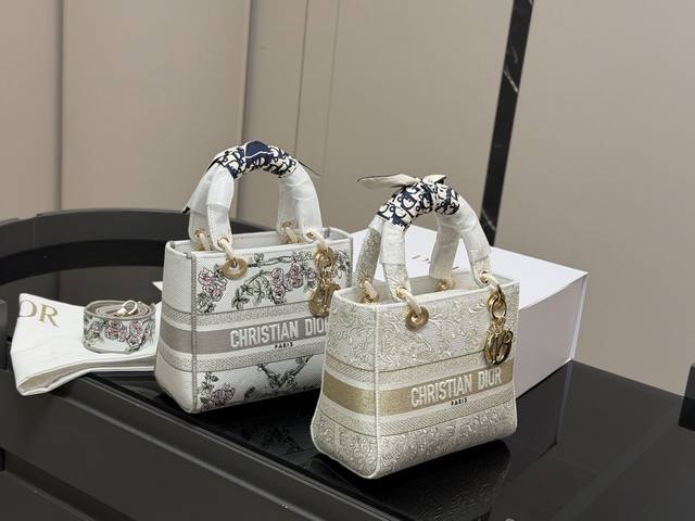 配折叠盒 Size:24*20Cm 迪奥 刺绣戴妃包 现代休闲且优雅 刺绣宽肩带 特别!特别!!! 配折叠盒 Size:24*20Cm 迪奥 刺绣戴妃包 现代休闲且优雅 刺绣宽肩带 特别!特别!!!