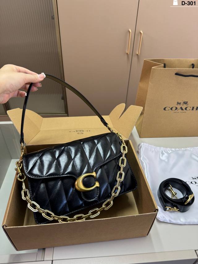 D-301尺寸26×15飞机盒 Coach蔻驰Tabby酒神包 这次的颜色搭配简直了 神仙配色！颜值又高又百搭 手提斜挎多用蔻驰酒神！