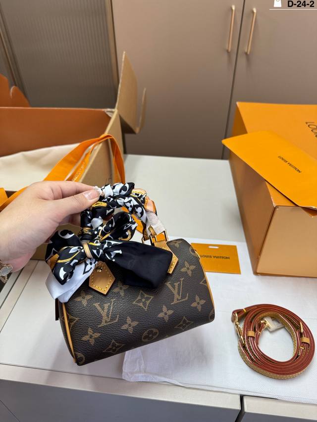 芯片版本 D-24-2尺寸16×10折叠盒飞机盒 Lv 经典枕头包 夏天这个大小刚刚好哦 人手必备一只小枕头