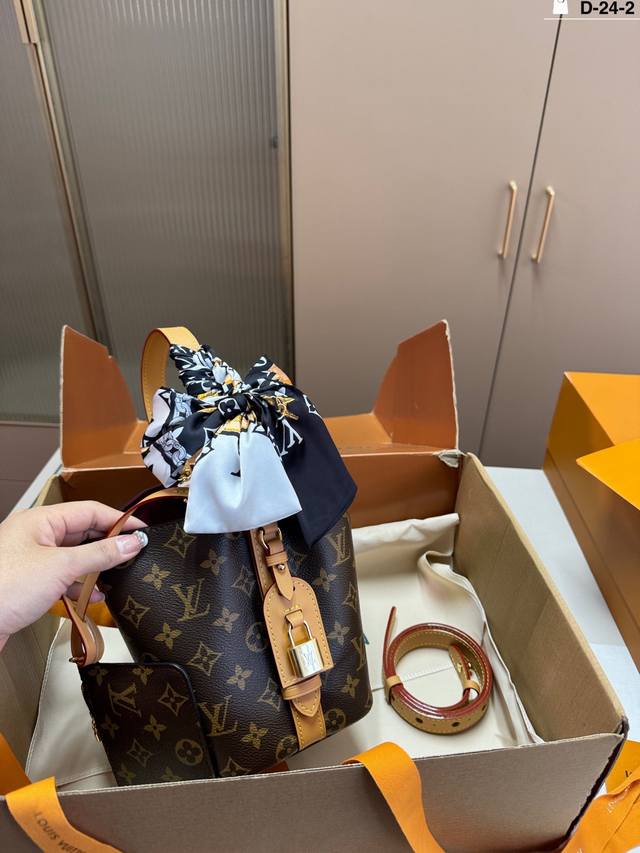 芯片版本 D-24尺寸17×18折叠盒飞机盒 装饰锁头不带钥匙 Lv All Inbb 水桶包氛围感满满的一款任何搭配都能够轻松驾驭 芯片版本 D-24尺寸17×18折叠盒飞机盒 装饰锁头不带钥匙 Lv All Inbb 水桶包氛围感满满的一款任何搭配都能够轻松驾驭