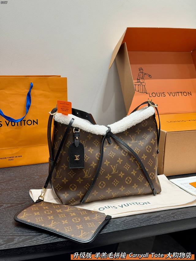 全套包装 升级版！动态芯片 尺寸29*22Cm Lv Carryall 手袋腋下托特包Tote 经典Monogram帆布+白色羊羔毛，温暖又时髦。金色链条肩带+