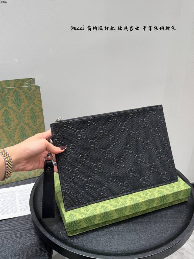 礼盒包装 Gucci小蜜蜂压花男士手拿包信封包，黑色牛皮材质，热压工艺打造织纹外观，低调又奢华计。正面金色小蜜蜂金属配件，辨识度超高，蜜蜂象征勤劳与珍贵，内部有