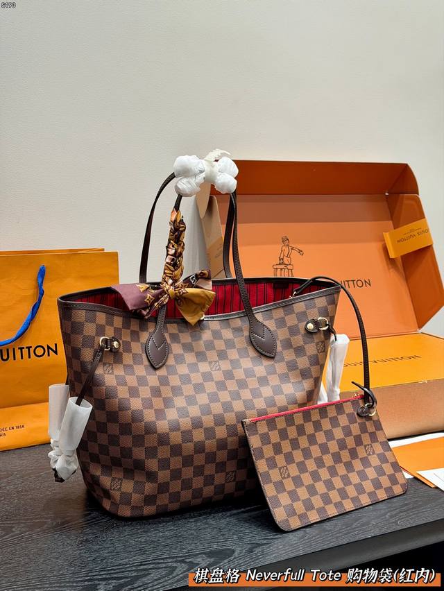 全套礼盒 Lv Neverfull 经典入门款棋盘格棕格购物袋！ 骨灰级产物！经典到无可复制！ 最最最经典畅销颜色！ 有质感！有味道！ 大家拿到后可以感受下！
