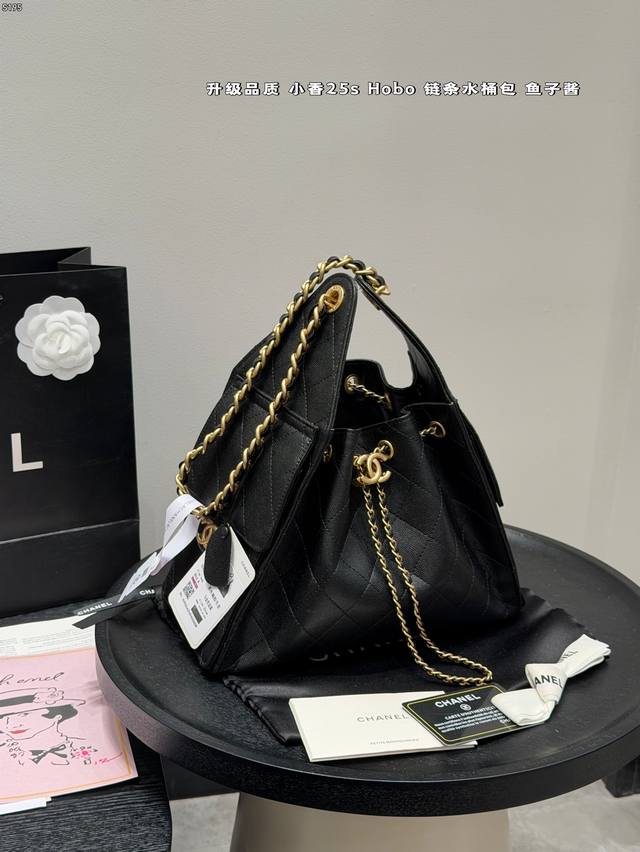 礼盒包装 升级版 鱼子酱皮 Chanel 香奈儿25S Hobo真绝绝子 今年香香25S系列简直美爆... 这只Hobo腋下水桶包 是个小号尺寸个人觉得比较日常
