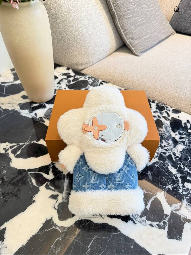 Louis Vuitton超限量Vivienne双肩包全日本限量发 等了一个月终于到货咯实物真的很可爱色