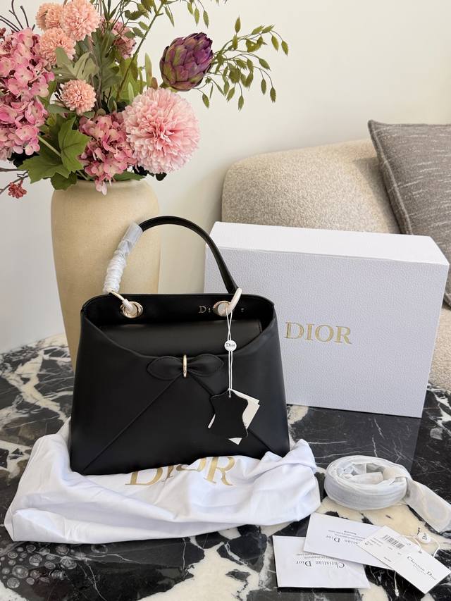 Dior 2026春夏蝴蝶结手提包 原版牛皮 Dior 2026春夏蝴蝶结手提包由Jonathan Anderson设计,灵感来自品牌典藏元素。黑色皮革材质,正 Dior 2026春夏蝴蝶结手提包 原版牛皮 Dior 2026春夏蝴蝶结手提包由Jonathan Anderson设计,灵感来自品牌典藏元素。黑色皮革材质,正