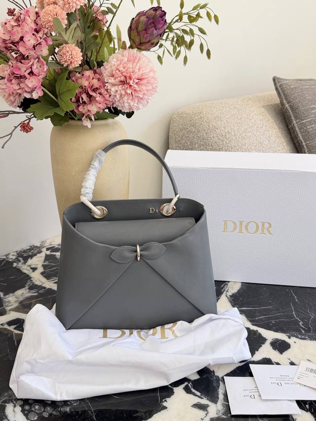 Dior 2026春夏蝴蝶结手提包 原版牛皮 Dior 2026春夏蝴蝶结手提包由Jonathan Anderson设计,灵感来自品牌典藏元素。黑色皮革材质,正 Dior 2026春夏蝴蝶结手提包 原版牛皮 Dior 2026春夏蝴蝶结手提包由Jonathan Anderson设计,灵感来自品牌典藏元素。黑色皮革材质,正