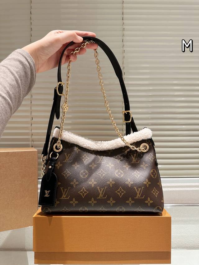 牛皮版本 Lv Carryall泰迪羊毛包 Lv Carryall泰迪羊毛包是路易威登秋冬限量款，经典Monogram帆布+柔软羊毛拼接，边缘点缀牛皮革，搭配亮
