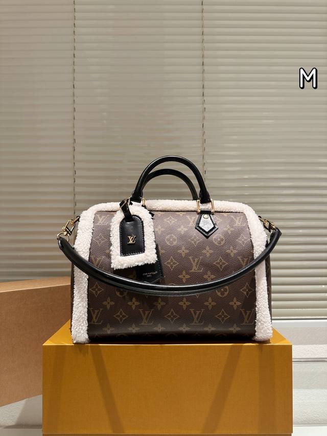 原版皮 双盒子 Lv Ski系列Speedy 30毛绒包 Lv Ski系列Speedy 30毛绒包,经典Monogram老花帆布+白色羊羔毛,冬日氛围感拉满!黑 原版皮 双盒子 Lv Ski系列Speedy 30毛绒包 Lv Ski系列Speedy 30毛绒包,经典Monogram老花帆布+白色羊羔毛,冬日氛围感拉满!黑