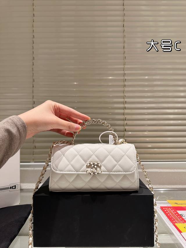 香奈儿23p横版Kelly手柄包 香奈儿23p横版Kelly手柄包，黑色荔枝纹牛皮+淡金色五金，经典菱格纹+皮穿链Logo,细节超精致十。尺寸19X10X4.5