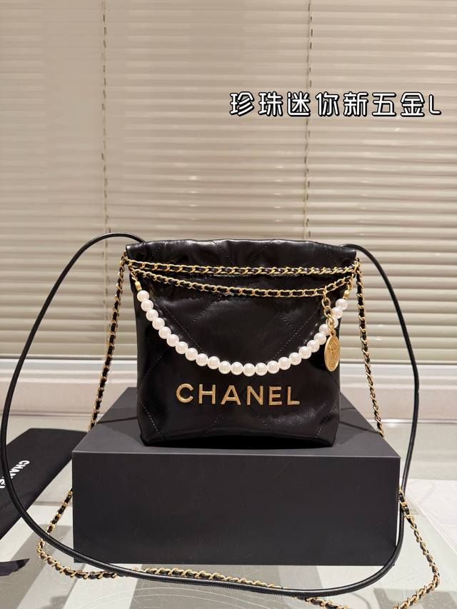 配盒 原版羊皮 Size：20*20Cm 香奈儿 Chanel迷你22Bag 缩小版22Bag显得格外的俏皮可爱， 头层小牛皮材质， 柔软而轻盈！ 搜索 垃圾袋