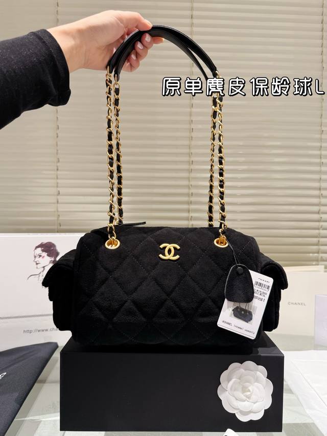 麂皮 配礼盒 Chanel 香奈儿25K麂皮保齢球包 香奈儿25K保龄球包，麂皮牛皮+经典菱格纹，复古感满满！金色五金超有质感，链条可手提、单肩、斜挎，百搭又实