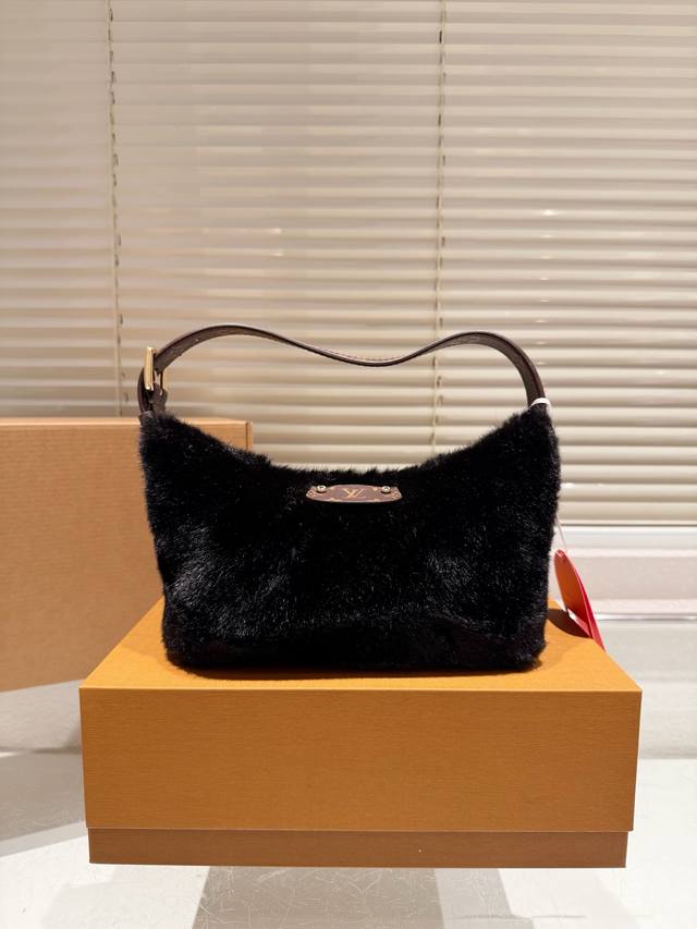 Lvsully Hobo 腋下饭盒包 慵懒时髦感拉满 #Lvsully Hobo 腋下包 背多了牛角包 秋冬来个Lvsullyhobo腋下包也不错哦配上大衣毛衣