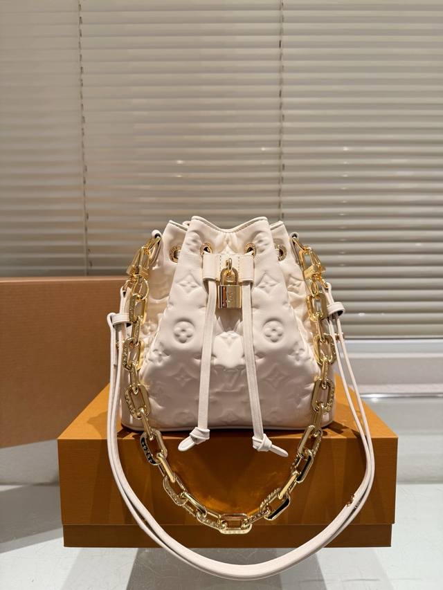 Size 21 10Cm L家 小水桶 上身简直不要太好看 斜挎、单肩、手拎！ 新尺寸真的很Nice 搜索Lv 水桶包