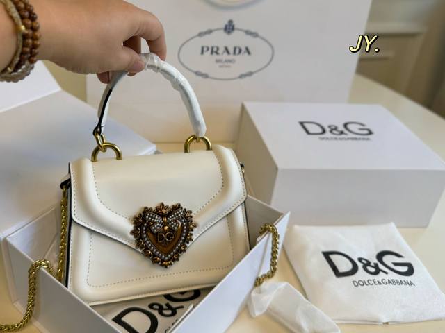 折叠盒 Size：19×13 Dg杜嘉班纳手提邮差包 复古优雅 满满的高级感 大小适中，容量感人 休闲正装皆可轻松驾驭