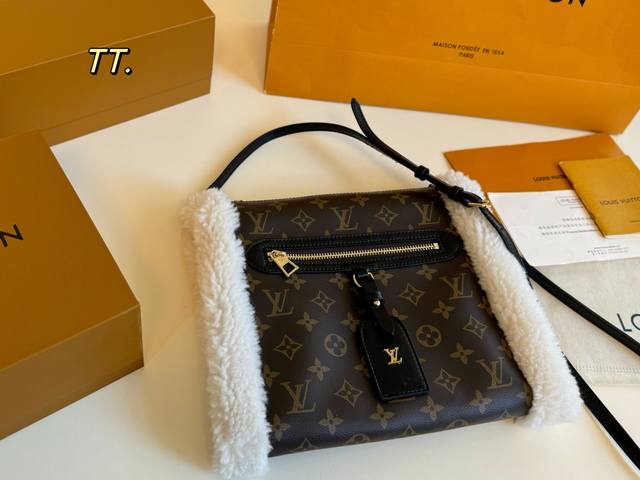 折叠盒 Size：28×23 Lv路易威登新款毛绒系列Teddy Mitt手袋 仿羊羔毛搭配老花设计，暖呼呼的感觉 既可以当暖手袋，又可以斜挎包包 性价比超高，