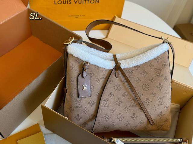 折叠盒飞机盒 Size：29×22 Size:29×25 Lv 路易威登新款羊羔毛Carryall购物袋 带有蝴蝶结的腋下包，实用能装 子母包设计搭配小手袋，磁