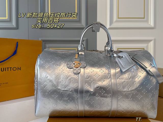 无盒 Size：50×27 Lv路易威登新款银色压纹旅行袋 外观既经典又大气，超酷的一只包 搭配行李箱适合旅行，男女通用～ 容量超大非常实用，简单搭配就很