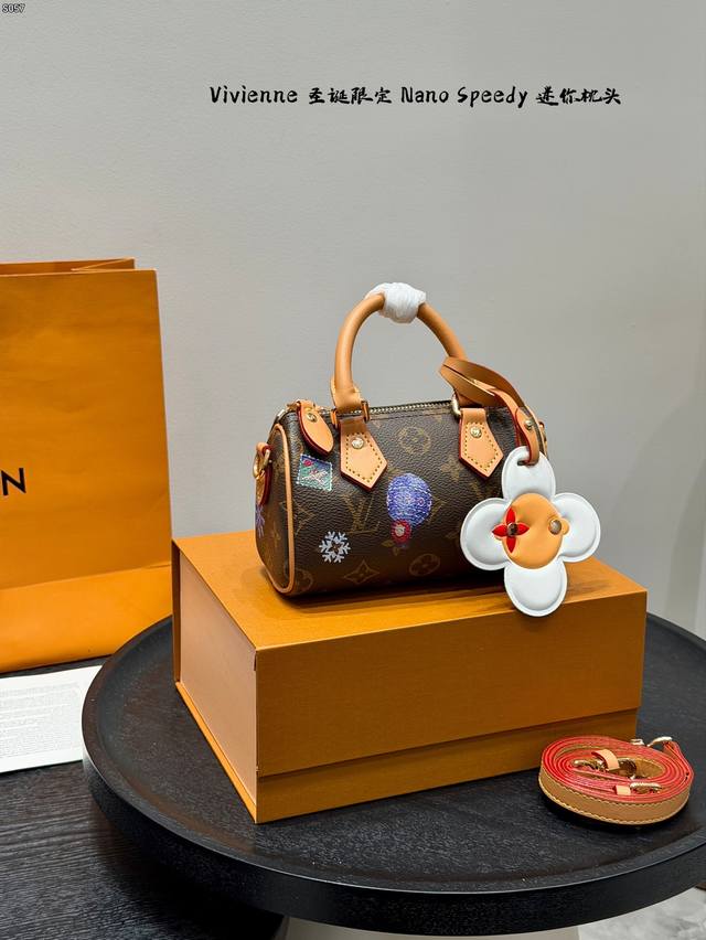 全套礼盒 芯片版 钢五金！ Lv Vivienne圣诞限定Nano Speedy手袋迷你小枕头Mini 经典Monogram老花帆布卡通形象，搭配雪花、地 球仪