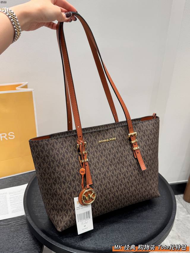 折叠盒 尺寸30*23 Mk Tote托特包购物袋 原版老花 pvc材质，很好打理还耐磨！ 经典大方，显得整个人气质Upup 通勤Or逛街 背它准没错 怎么搭