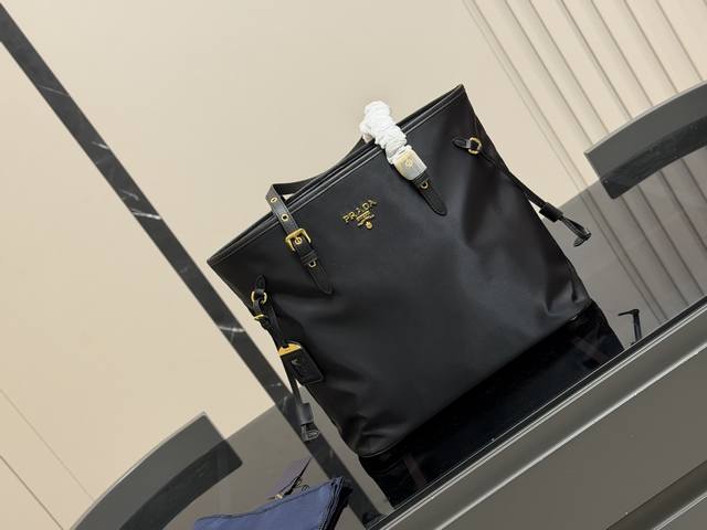 配盒 Size：36.32Cm 普拉达 经典购物袋！ 够大够方便！ 作为prada购物袋入门级手袋，它的的确确是一直实用且耐用的款， 轻便舒适又实用！