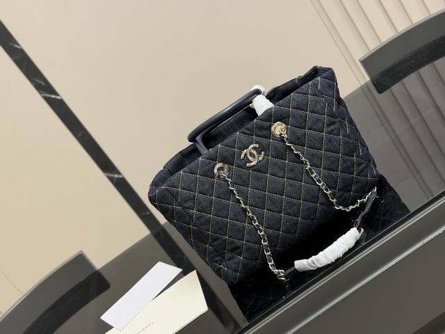 香奈儿Chanel 链条托特包 复古优雅 香奈儿Chanel 链条托特包 复古优雅 满满的高级感 大小适中 容量感人 休闲正装皆可轻松驾驭 尺寸:30.20Cm