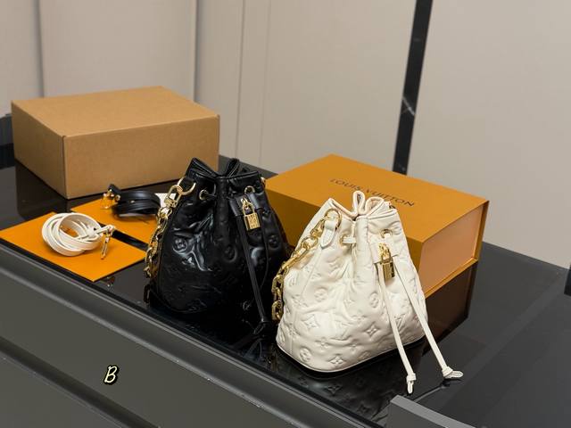 配折叠盒飞机盒 Lv中古包又一位当红炸子鸡来咯 一只看似中古中矩却又有点标新立异的包。 25Fw新款水桶包 尺寸:21.19Cm