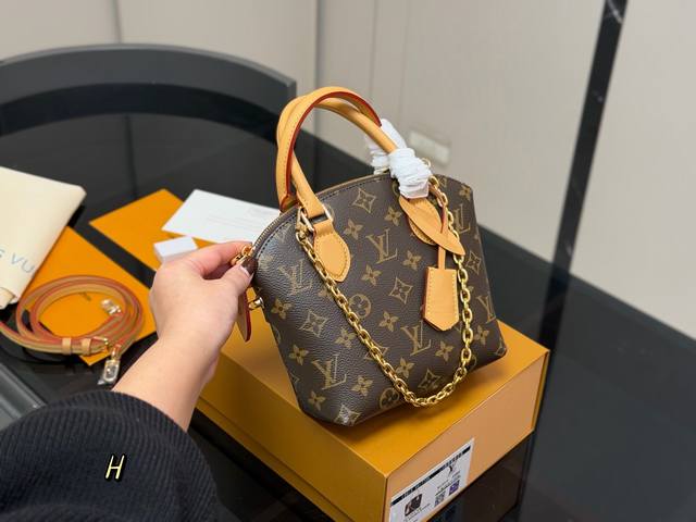 折叠盒飞机盒 Lv Lockit Bb 手袋 复古链条贝壳 手提包采用 搭配弧形上缘和椭圆饰边，完美呈现了原版设计的经典元素。 它的挂锁开合设计向品牌悠久传承致
