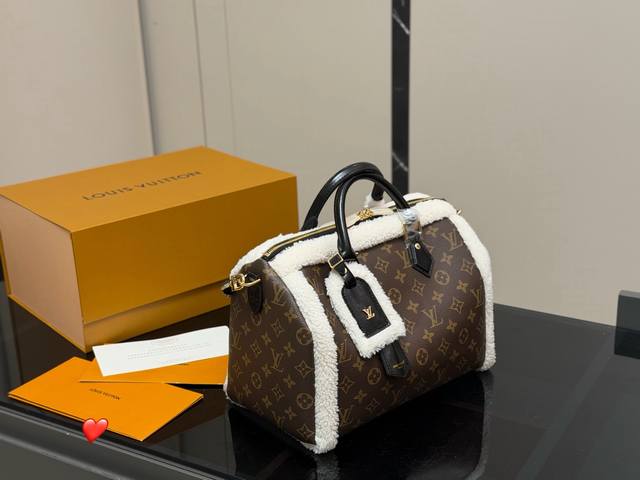 折叠盒飞机盒 尺寸：30Cm Lv Keepall 新品枕头包 原版配牛皮 简直长在我的心头。 男女同款！！！！ 男盆友的新包