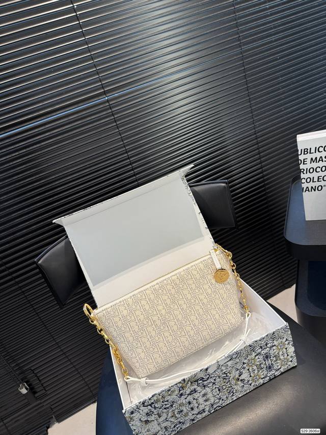 配折叠盒子 迪奥腋下包 高品质,超大容量,更是百搭 一年四季都好背 让你秒变时髦精 尺寸:22 15货号2606 配折叠盒子 迪奥腋下包 高品质,超大容量,更是百搭 一年四季都好背 让你秒变时髦精 尺寸:22 15货号2606