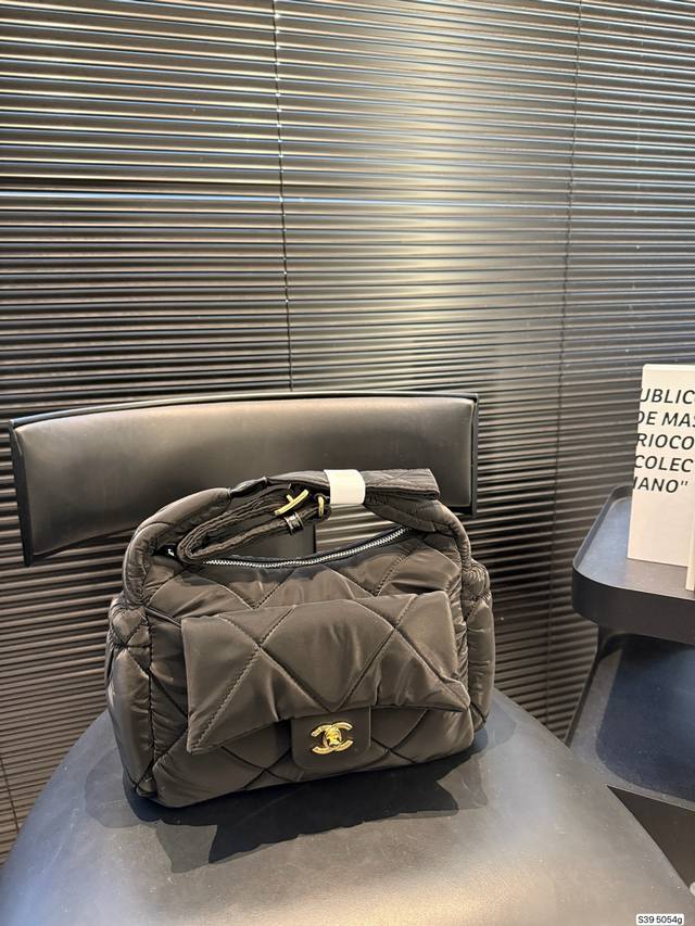 Chanel 香奈儿｜24N 滑雪系列Hobo Chanel香奈儿 24N Ski系列 Bowling 菱格纹金扣 丝绒皮 单肩斜挎包 防水布材质搭配黑金配色