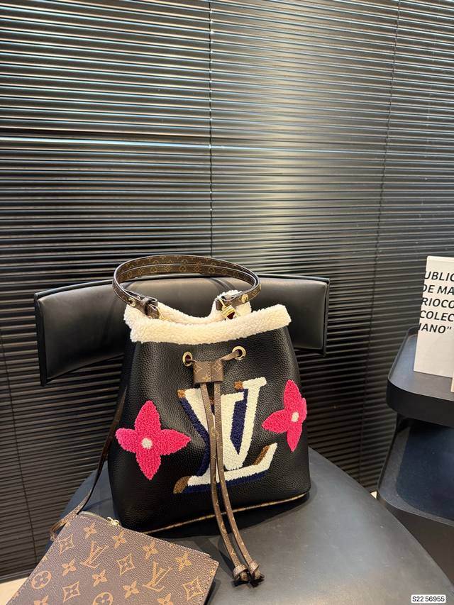 Lv全新泰迪毛毛水桶包来了！！看着就暖和！ 真的是可可爱爱！ 设计上也很赞！配色比较秋冬！好搭配！采用荔枝纹牛皮十老花材质设计，再加上放大Logo和包口、包 边