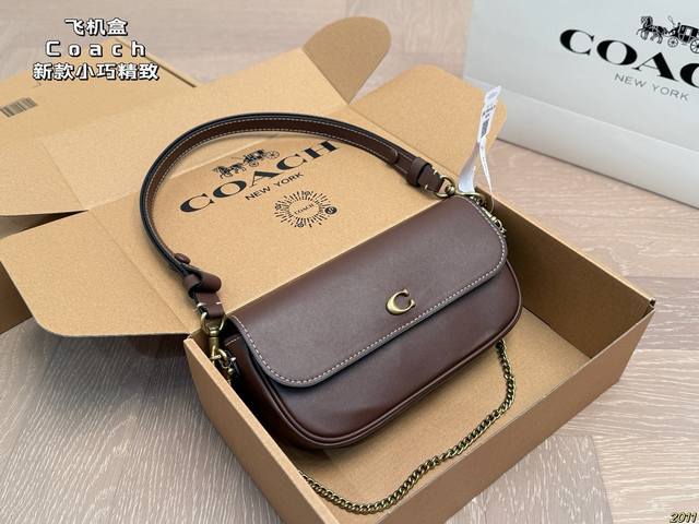 飞机盒 Coach 蔻驰新款 小巧精致的外形设计 超级简单大方 配长肩带，手提可斜挎单肩 包型挺阔，简约而不简单不需要过多装饰 将高级感体现的淋漓尽致 尺寸24