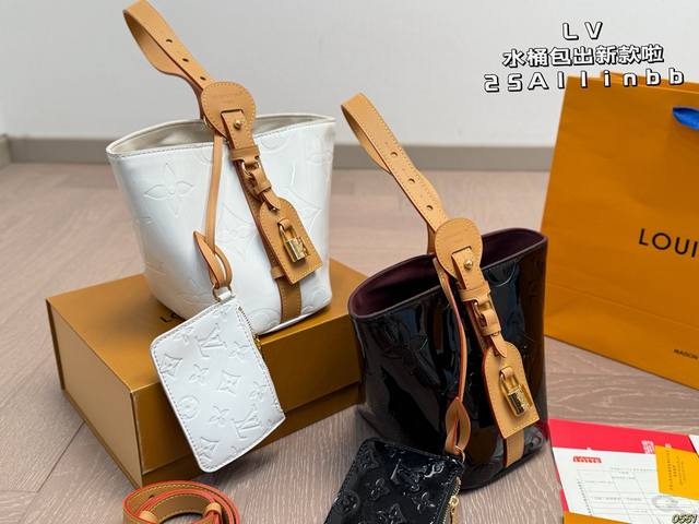 25Allinbb水桶包 Lv出新款啦，饱满精致的小福袋 配长肩带，手提，可斜挎 质感五金搭配设计 太绝了 空间超可 可谓是小包中的战斗机 尺寸17 18