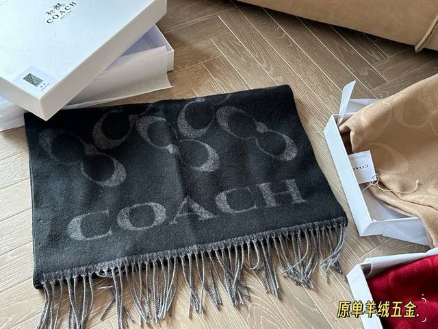 配盒 Size：190*50Cm Coach 新款羊绒围巾 这季的新款羊绒围巾， 真的是用心了呢！ 100%山羊绒的触感真的能感觉到春日阳光般的温暖...