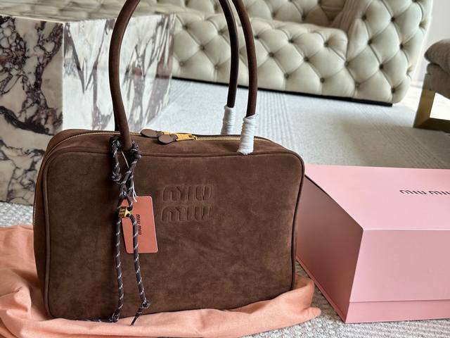 配盒 Size：35*22Cm Miumiu保龄球 公文包 对版面料 皮质光滑细腻柔软， 棉质缎面衬里。 背起来都很Nice 哦 可手拎也可斜挎！ 出场就是Mi